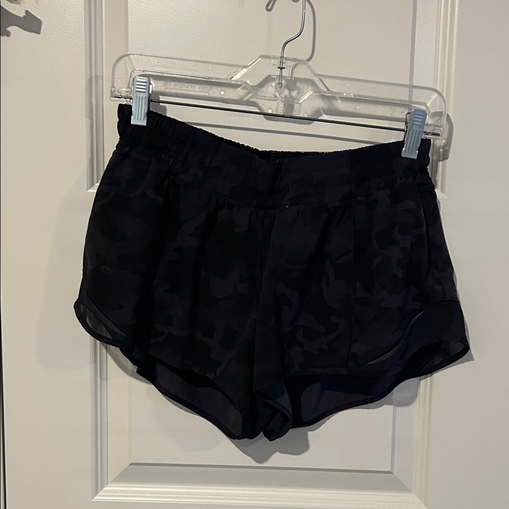 LULULEMON HOTTY HOT 2.5 low rise - Black Camouflage Women's Shorts